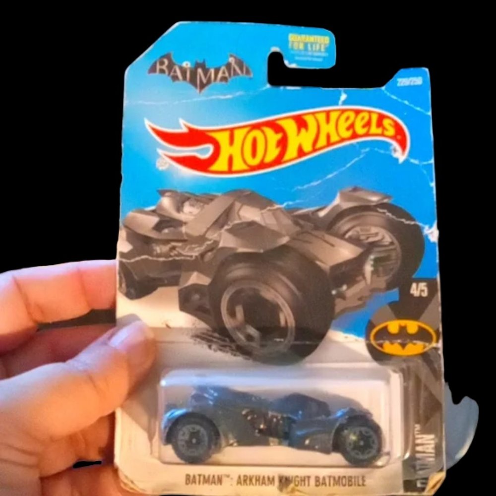 NWOT Hot Wheels BATMAN ARKHAM KNIGHT BATMOBILE